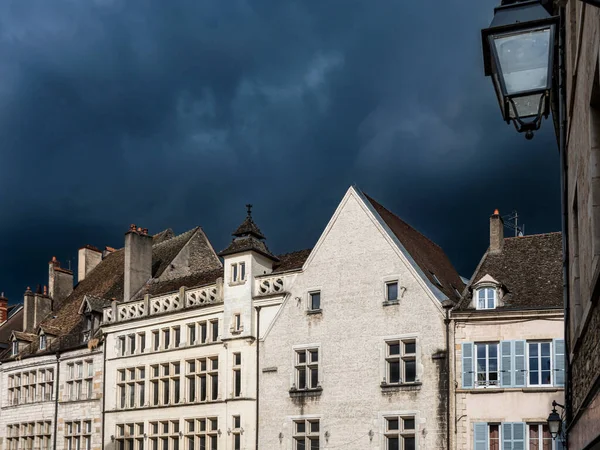 부르고뉴의 거리는 광경이었다 폭풍우치는 하늘은 이룹니다 아늑하고 귀여운 프랑스의 — 스톡 사진