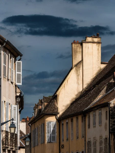 壮观的景色 勃艮第中世纪城市博恩镇空旷的街道 暴风雨的天空强调了与建造房屋的白色石头的反差 舒适可爱的小镇法国的旅游业 — 图库照片