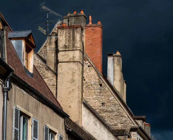 壮观的景色 勃艮第中世纪城市博恩镇空旷的街道 暴风雨的天空强调了与建造房屋的白色石头的反差 舒适可爱的小镇法国的旅游业 — 图库照片