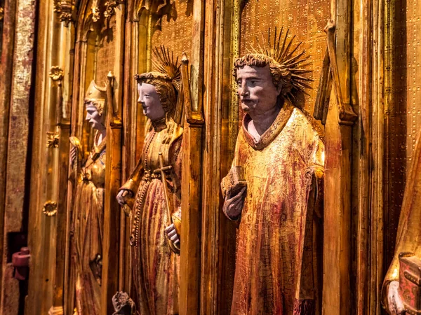 木彫りと金色の祭壇 ディジョン美術館 中世の巨匠の壮大な骨の折れる仕事 フランス — ストック写真