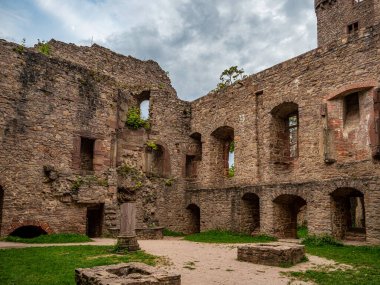 Kayalıklarda gün batımına bakan antik bir kale. Baden-Baden, Almanya 'daki Hohenbaden Kalesi.