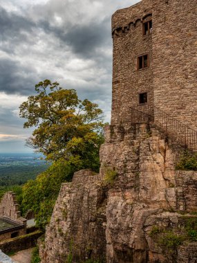 Kayalıklarda gün batımına bakan antik bir kale. Baden-Baden, Almanya 'daki Hohenbaden Kalesi.