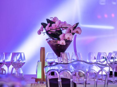 Leylak arkaplanda beyaz orkide. Dekoratif çiçek. Restorandaki dekorasyon..