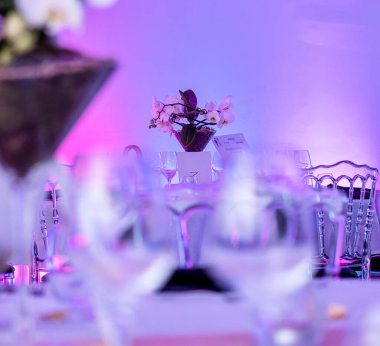 Leylak arkaplanda beyaz orkide. Dekoratif çiçek. Restorandaki dekorasyon..