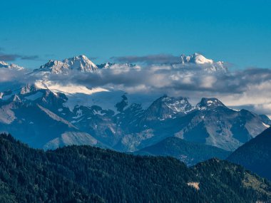 İsviçre Alplerine yaz seyahati. Güneş, sıcak hava, dinlenme ve seyahat. İsviçre.