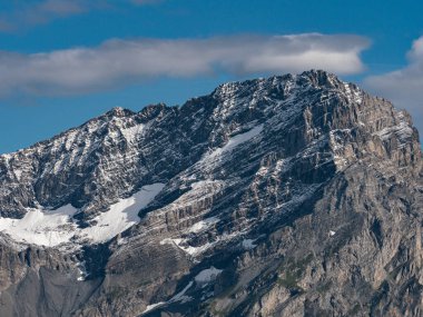 İsviçre Alplerine yaz seyahati. Güneş, sıcak hava, dinlenme ve seyahat. İsviçre.