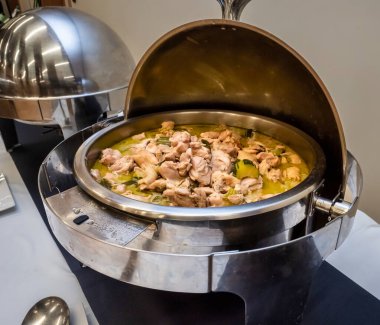 Asya yemekleri. Tayland mutfağı. Tesis dışı yemek hazırlığı. Hareket halinde besleniyoruz. Lezzetli ve güzel.