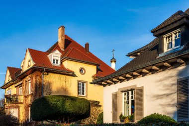 Strasbourg 'un banliyölerindeki klasik özel ev, sessizlik, huzur ve sükunet, akşam, batan güneş, sıcak ışınlarıyla güzel evi aydınlatıyor.