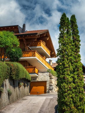 Alp İsviçre Köyü. Rahatlık ve sükunet. Güneşli bir yaz günü. Pencerelerde çiçekler var. Tahta kiremitler.