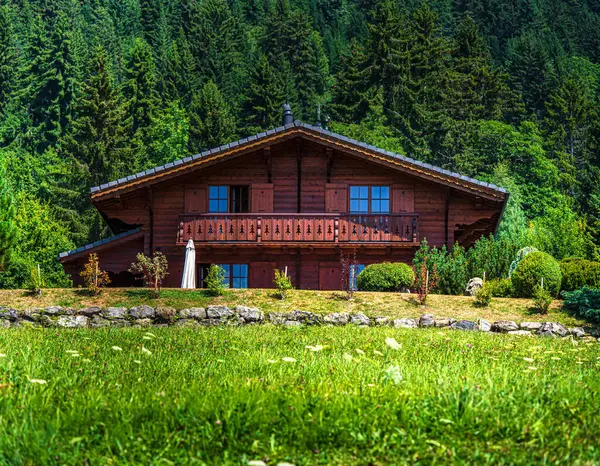 Alp İsviçre Köyü. Rahatlık ve sükunet. Güneşli bir yaz günü. Pencerelerde çiçekler var. Tahta kiremitler.