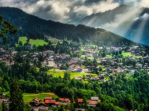 Alpine Zwitserse Dorp Comfort Rust Een Zonnige Zomerdag Bloemen Ramen Rechtenvrije Stockfoto's