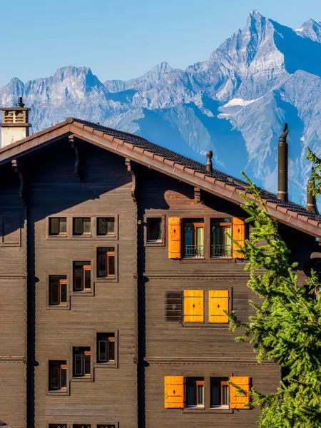 Desa Alpine Swiss Kenyamanan Dan Ketenangan Hari Musim Panas Yang Stok Foto Bebas Royalti