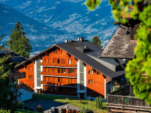 Alpina Schweiziska Byn Tröst Och Lugn Solig Sommardag Blommor Fönstren Royaltyfria Stockfoton