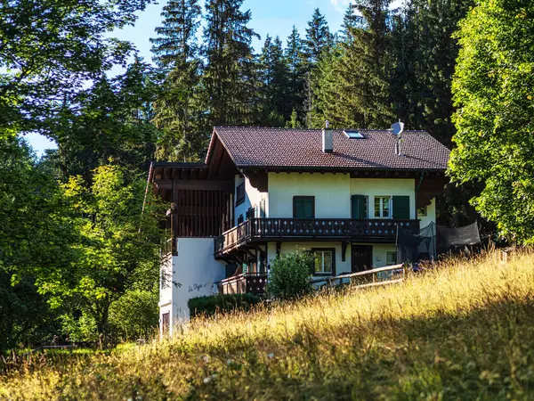 Village Suisse Alpin Confort Tranquillité Une Journée Été Ensoleillée Des Images De Stock Libres De Droits