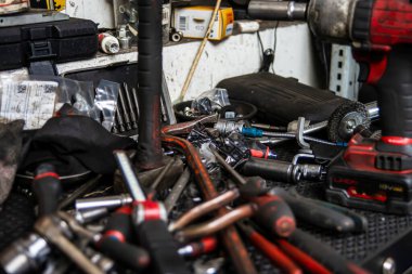 Garajda. Araba tamiri. Aletler. Lastik lastikler, tekerlekler. Lastik servisi. Ampullerin değiştirilmesi. Motor tamiri.