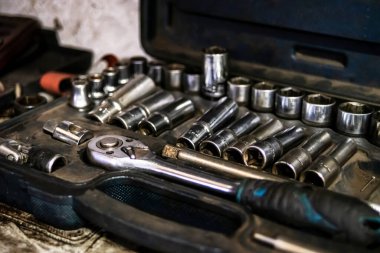 Garajda. Araba tamiri. Aletler. Lastik lastikler, tekerlekler. Lastik servisi. Ampullerin değiştirilmesi. Motor tamiri.