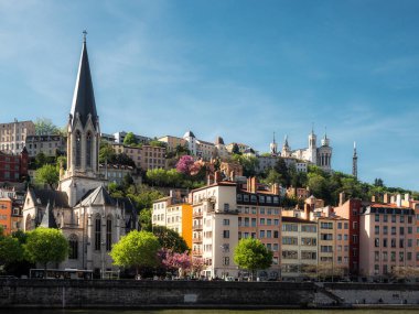 Lyon. Fransa 'nın en büyük ve en güzel şehirlerinden biri. Klasik bahar manzarası. Metro.