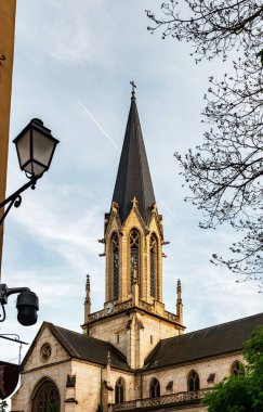 Lyon. Fransa 'nın en büyük ve en güzel şehirlerinden biri. Klasik bahar manzarası. Metro.