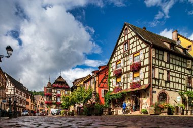 Alsace 'deki eski güzel Kaysersberg kasabası. Fransa 'nın en güzel köylerinden biri.