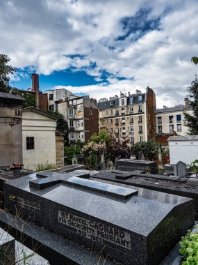 Montmartre yakınlarındaki Paris 'teki Saint-Vensant mezarlığı. Ünlü insanların güzel anıtları..