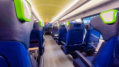 Fransa 'da tren. İç mekan. Güzel koltuklar. Tren vagonunun bakış açısı..