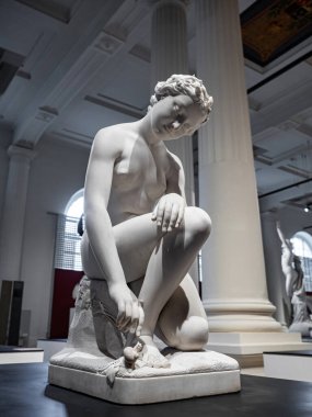 Amiens, Fransa 'daki Picardy Müzesi' nde mermer heykeller. Tam boy büstler ve heykeller.