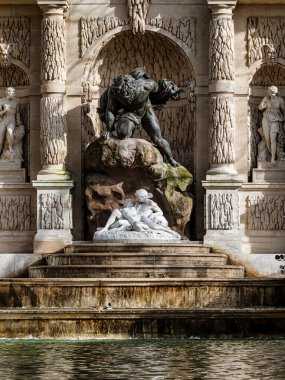 Fransa, Paris 'teki Lüksemburg Bahçeleri' ndeki Medici Çeşmesi. Güneşli gün ve mavi gökyüzü.