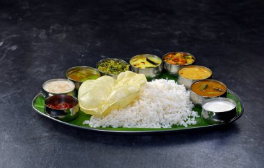 Muz yaprağında servis edilen pirinç, köri, sebze ve soslardan oluşan güzel bir Hint thali 'si. Değişik aromalı geleneksel Hint mutfağının canlı bir temsili..