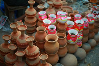 Geleneksel bir pazarda sergilenen, el yapımı çömlek sergilenen, eşsiz tasarımları ve desenleri olan canlı bir çamur koleksiyonu. Geleneksel sanat ve zanaat kültürünün mükemmel bir temsili. Batı Bengal 16-9-2018