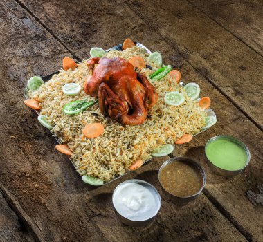 Kuzhimandhi, Kerala 'da popüler olan geleneksel Yemen mutfağından esinlenilmiş lezzetli ve aromatik bir yemektir. Uzun taneli basmati pilavı, taze et (genellikle tavuk veya koyun eti) ve Arap baharatlarının eşsiz bir karışımı ile yapılan bu yavaş pişirilmiş yemek kno