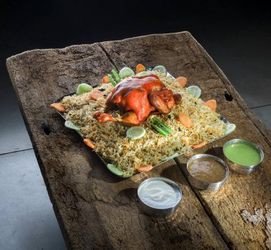 Kuzhimandhi, geleneksel Yemen mutfağından esinlenilmiş ve Kerala mutfağında mükemmelleştirilmiş güzel kokulu, lezzetli bir pirinç yemeğidir. Uzun taneli basmati pilavı, yavaş pişirilmiş et (genellikle tavuk veya koyun eti) ve zengin bir Arap baharatı karışımı ile yapılan bu yemek, 