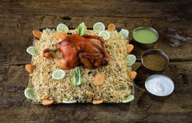 Kuzhimandi (Kuzhimaanthi olarak da bilinir), Yemen kökenli lezzetli bir pirinç ve et yemeği olup Kerala 'da mutfak favorisi haline gelmiştir. Bir yeraltı çukurunda pişirilmiş (