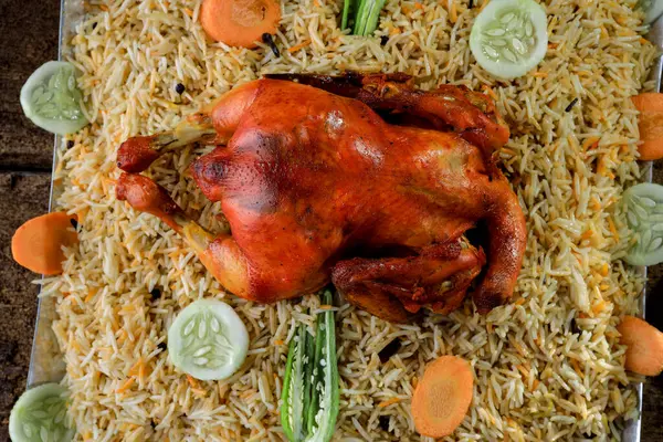 Kuzhimandi, özellikle Kerala 'da olmak üzere Güney Hindistan' da popüler olan geleneksel bir Arap pirinç yemeği. Zengin, dumanlı ve sulu etiyle bilinir. Tipik tavuk ya da koyun eti..