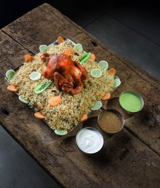 Kuzhi Mandi, Yemen kökenli popüler bir yemektir ve özellikle Kerala olmak üzere Orta Doğu ve Güney Hindistan 'da yaygın olarak sevilen bir yemektir. İşte yemeğin tarifi.