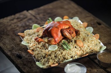 Klasik Arap Mandi 'sine baharatlı bir Güney Hindistan yaklaşımı. Aromatik pirinç, sulu tavuk ve zengin baharat karışımıyla dolu bu yemek özel durumlar ya da hafta sonu ziyafeti için mükemmel..