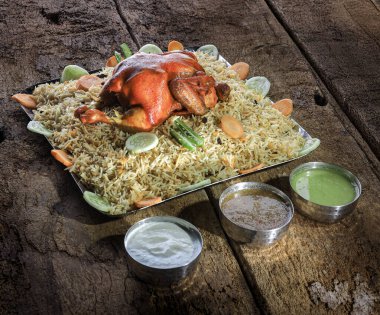 Kuzhi Mandi, Tamil Nadu 'dan lezzetli ve süngerimsi bir yemektir. Pirinç unuyla yapılır ve lezzetli bir baharatlı sebze ve et karışımıdır..