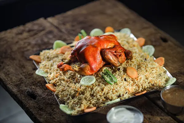 Klasik Arap Mandi 'sine baharatlı bir Güney Hindistan yaklaşımı. Aromatik pirinç, sulu tavuk ve zengin baharat karışımıyla dolu bu yemek özel durumlar ya da hafta sonu ziyafeti için mükemmel..