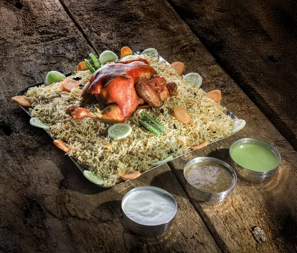 Kuzhi Mandi uzun taneli basmati pilavı, terbiye edilmiş taze et (genellikle tavuk veya koyun eti) ve zengin Orta Doğu baharatlarından oluşan lezzetli ve aromatik bir Yemen yemeğidir..