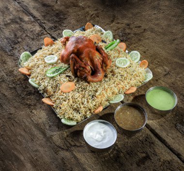 Kuzhimanthi Kerala 'da geleneksel Yemen lezzetleriyle yerel mutfak tatlarını harmanlayan sevilen bir yemektir. Adı 