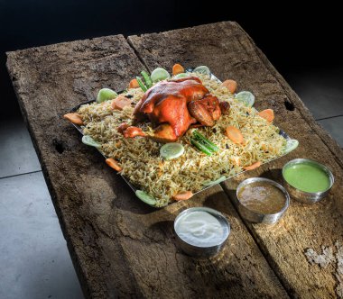 Kuzhimanthi, Kerala 'da muazzam bir popülerlik kazanmış lezzetli bir pirinç ve et yemeği. Mandi olarak bilinen Yemen 'den gelen bu yemek geleneksel olarak marine edilmiş et pişirmeyi ve bir kuyuda baharatlı pirinç pişirmeyi içeriyor.