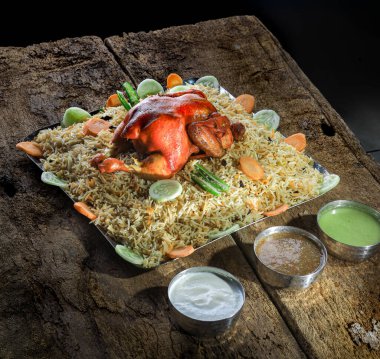 Kuzimanthi, kokulu basmati pilavı, terbiye edilmiş et (genellikle tavuk veya koyun eti) ve zengin baharat karışımı ile yavaşça pişirilmiş geleneksel Yemeni Mandi 'den esinlenerek yapılan lezzetli bir füzyon yemeğidir..