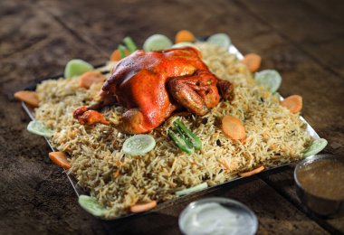 Kuzimanthi geleneksel Orta Doğu ve Güney Hindistan mutfağından esinlenerek yapılan lezzetli ve aromatik bir pirinç yemeğidir. İçinde mükemmel baharatlı tavuk ya da koyun etiyle pişirilmiş uzun taneli pilav var..