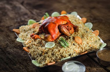 Kuzhimanthi, Kerala 'da, özellikle Malabar' da popüler olan Yemeni Mandi 'den esinlenerek yapılan ağız sulandırıcı pirinç tabağıdır. Uzun taneli pilav, taze baharatlı tavuk ve dumanlı aromayla yapılır. Geleneksel olarak bütün tatları kilitleyen bir dumanla pişirilir..