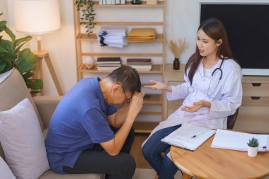 Sağlık hizmetleri konsepti, kıdemli adam dinledikten sonra baş ağrısı ve üzüntü hisseder..