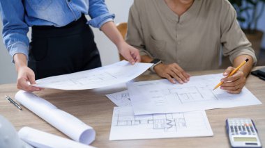 Mühendislik konsepti, iki kadın mühendis yeni bir proje inşa etmek için beyin fırtınası yapıyorlar..