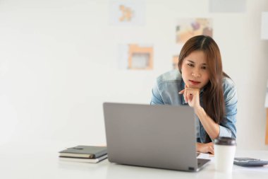 İnşaat tasarımı konsepti, kadın mimar hesap makinesi kullanın ve dizüstü bilgisayarda ev planı projesine bakın.