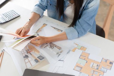 Tasarım geliştirme konsepti, kadın mimar proje renk numunesi ve tasarım planı ile çalışır.