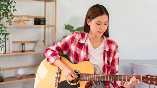 Guitar Singer Concept Young Woman Learning Practice Playing Chords Acoustic — Foto Stock
