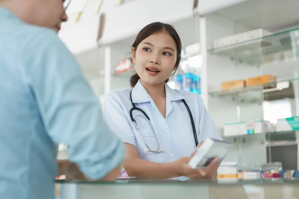 Medicine Health Concept Female Pharmacist Explains Medicinal Properties Client Drugstore — Zdjęcie stockowe