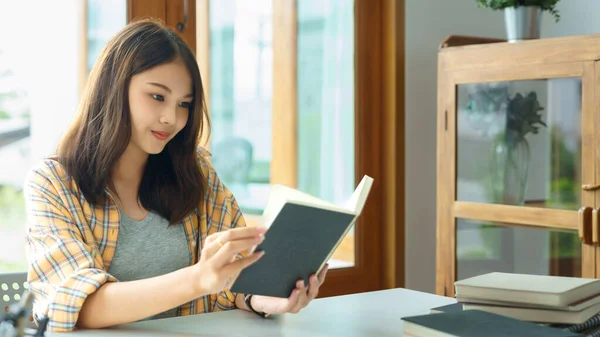 Education Literacy Concept College Student Girl Reading Textbook College Library — ストック写真